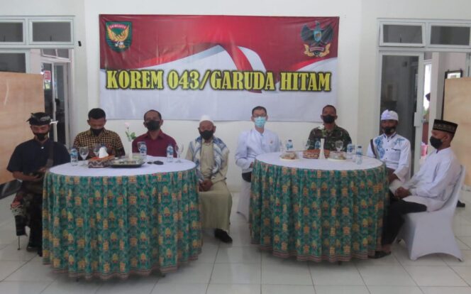 
					Pgs Pasiter Korem 043/Gatam ikuti Vicon Komsos TNI dengan Komponen Masyarakat Lintas Agama