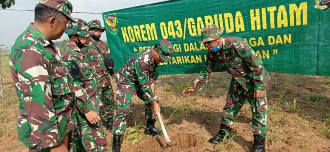 
					Pembinaan Lingkungan Hidup 2021, Kasiter Kasrem 043/Gatam Kol Kav Thomas Rudianto,S.H. Pimpin Penanaman Pohon