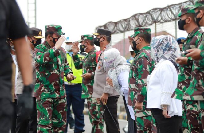 
					Kasrem 043/Gatam Dampingi Pangdam II/Swj Mayjen TNI Agus Suhardi Sambut Panglima TNI dan Kabaharkam POLRI