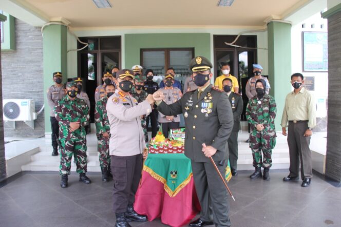 
					HUT TNI ke-76, Kapolresta Bandar Lampung Beri Kejutan Dandim 0410/KBL