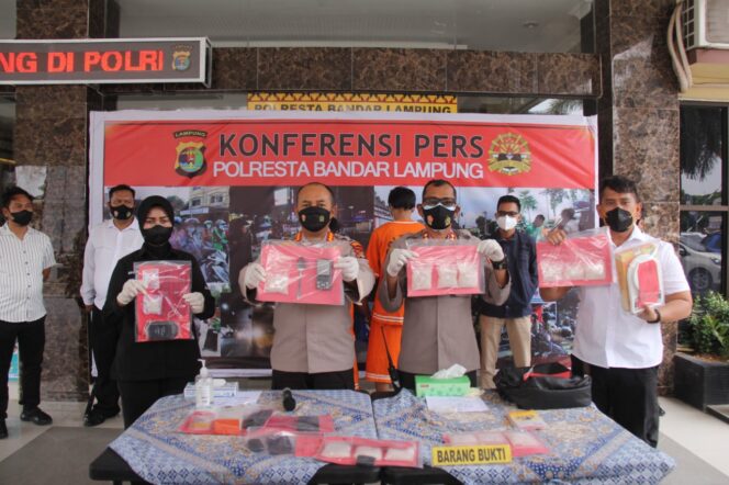 
					Polresta Bandar Lampung Tangkap 2 Pengedar Narkoba dan Sita 1 Kg Sabu
