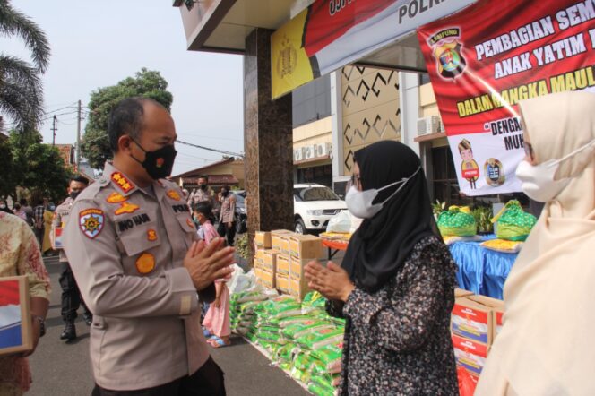 
					Polresta Bandar Lampung Salurkan 286 Paket Sembako Untuk Kaum DuafaYatim Piatu dan Warakauri Polri