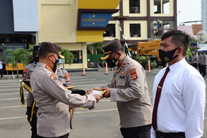 
					Kapolresta Bandar Lampung Beri Apresiasi dan Penghargaan Kepada 32 Personil Berprestasi