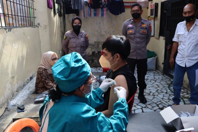 
					69 Tahanan Polresta Bandar Lampung Disuntik Vaksin Covid-19