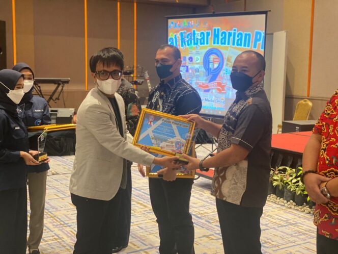 
					Kapolresta Bandar Lampung Terima Penghargaan Kategori Peran Aktif dalam Percepatan Vaksinasi