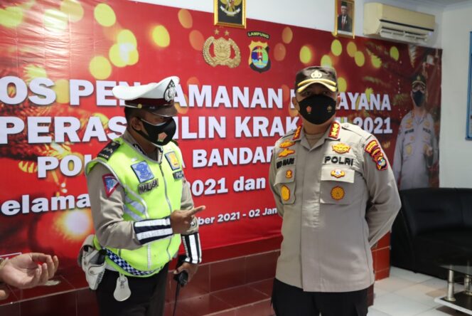 
					Kapolresta Bandar Lampung Bagikan Bingkisan kepada Personil Pos Pam Lilin Krakatau 2021