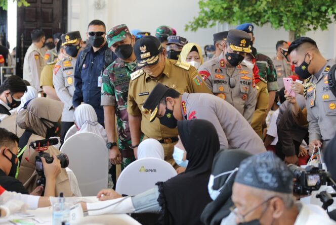 
					Dampingi Kapolri, Gubernur Lampung dan Kapolda Tinjau Vaksinasi Serentak 