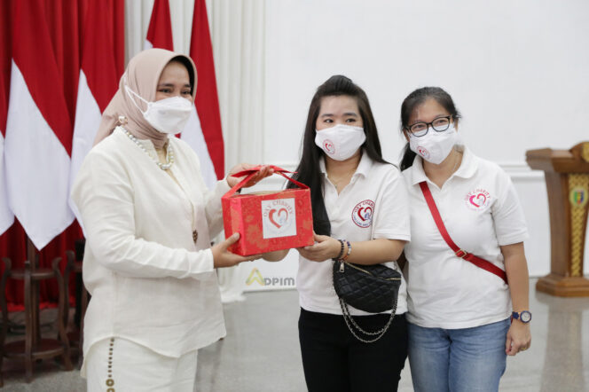 
					Riana Sari Arinal Serahkan Bantuan Sembako kepada Masyarakat Pra Sejahtera 