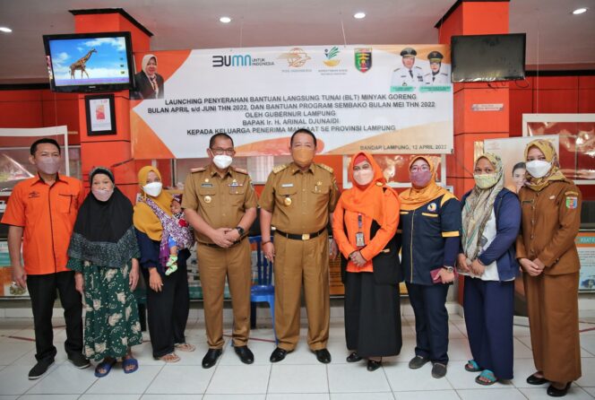 
					Gubernur Lampung Serahkan BLT Minyak Goreng dan Bantuan Program Sembako Tunai 