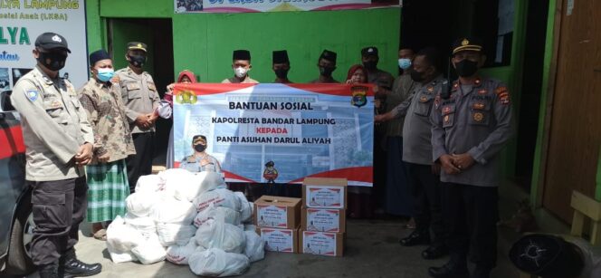 
					Bakti Sosial Polresta Bandar Lampung Bagikan Sembako untuk Panti Asuhan LKSA Darul Alya