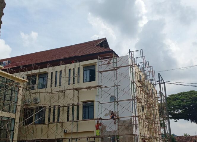 
					Terkesan Minim Pengawasan, Revitalisasi Gedung Mahan Munyai Diduga Melanggar UU K3