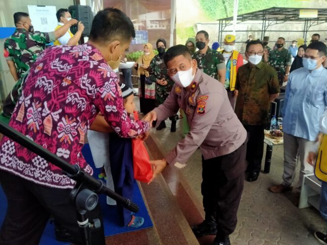 
					Hari Anak Nasional, Kapolsek TBU Beri Bingkisan perwakilan anak yang di Khitan