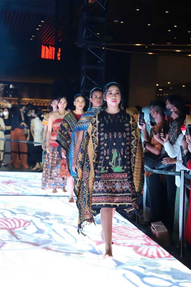 
					Pesona Kain Tapis Ditangan Oscar Lawalata Memukau Pengunjung Penutupan Jagantara, Riana Sari Arinal Bangga Wastra Lampung Tampil di Event Nasional