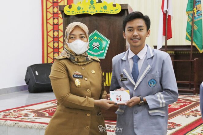 
					Webinar Gerakan Menabung Bersama 1.000 Pelajar/Santri, Wagub Chusnunia Ajak Sukseskan Satu Rekening Satu Pelajar
