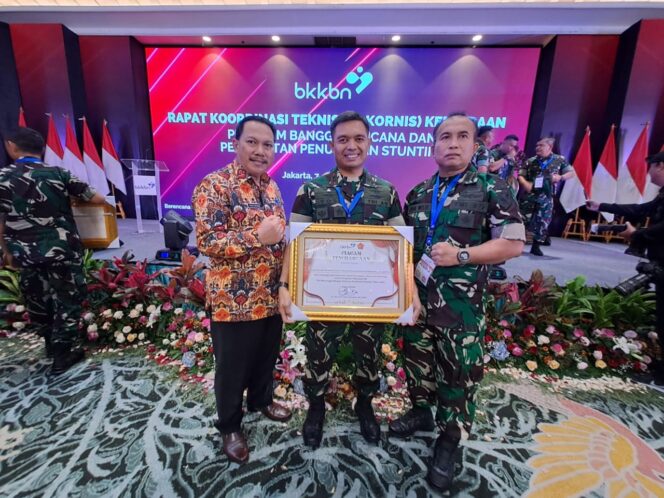 
					Danlanud BNY Terima Penghargaan dari BKKBN