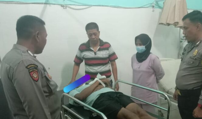 
					Ditemukan Tergeletak, Polres Tanggamus Evakuasi Penjaga Kantor PDAM ke Rumah Sakit