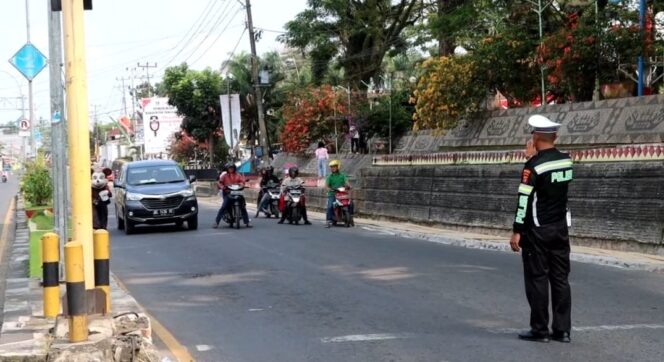 
					Detik-Detik Pengibran Bendera Merah Putih di Istana, Polres Tangggamus Hentikan Pengguna Jalan
