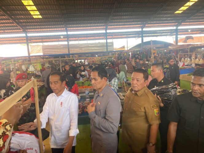 
					Gubernur Arinal Dampingi Presiden RI Joko Widodo Cek Harga Komoditas Pangan di Pasar Baru Rumbia