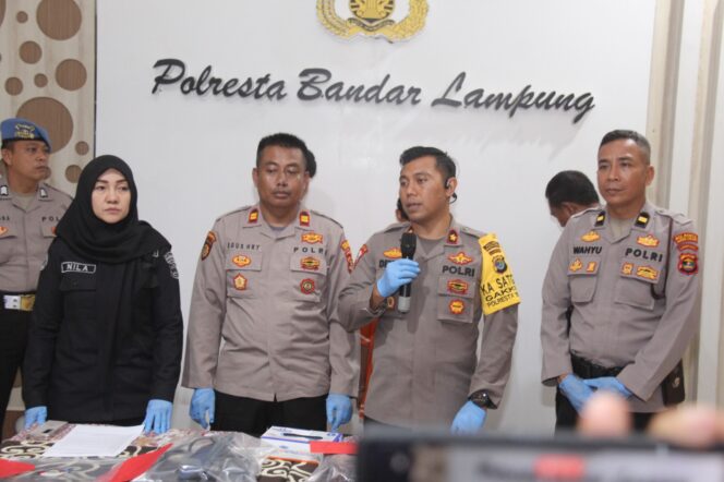 
					Polresta Bandar Lampung Ungkap Kasus Pembuhunan Di Kemiling, Kurang Dari 1 x 24 Jam
