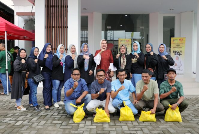 
					Diinisiasi Ibu Riana Sari Arinal, Dharma Wanita Persatuan Biro Adpim Pemprov Lampung Bagikan Takjil