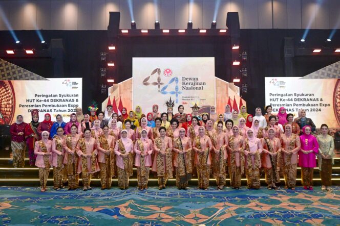 
					HUT Dekranas ,Ibu Negara Iriana dan Para Ibu Oase-KIM Kenakan Kebaya Disulam Dengan Benang Tapis Hasil Pengrajin Lapas Perempuan Kelas II Bandarlampung, Binaan  Riana Sari Arinal