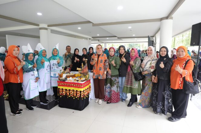 
					Hasil Binaan Ibu Riana Sari Arinal, Kontingen TP PKK Mesuji Lampung Raih Juara Ketiga pada Gelaran Peringatan Hari Kesatuan Gerak PKK ke-52 dan Jamnas Kader PKK Se-Indonesia di Kota Surakarta