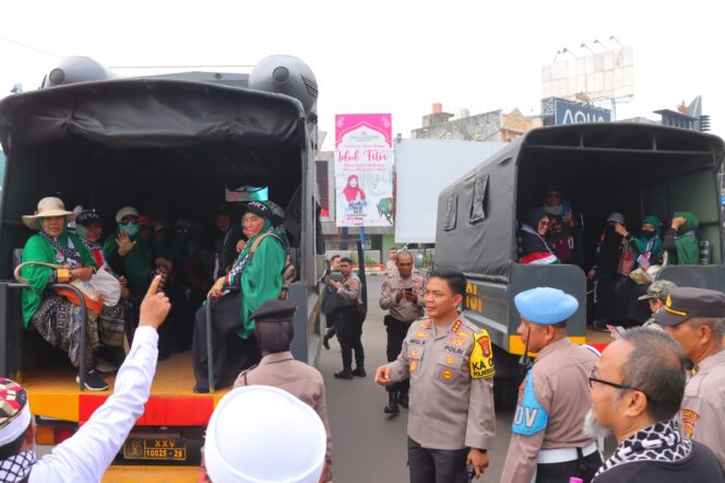 
					Aksi Solidaritas Berlangsung Damai, Dua Truck Dalmas Polresta Bandar Lampung Bantu Antar Massa Aksi Kembali Pulang