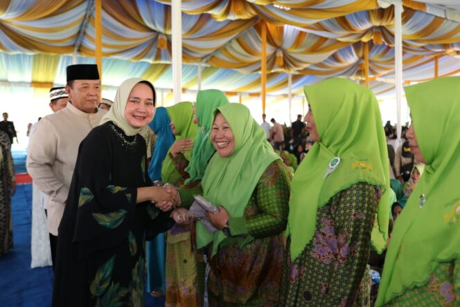 
					Gubernur Arinal dan Ibu Riana Hadiri Pengajian Akbar Pemerintah Provinsi Lampung di Tulang Bawang
