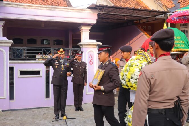 
					Kapolresta Bandar Lampung Pimpin Prosesi Pemakaman Almarhum Aiptu Hifzon