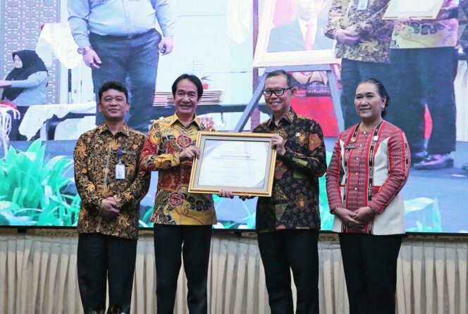 
					Pemprov Lampung Raih Penghargaan Anubhawa Sasana Desa dari Kemenkumham