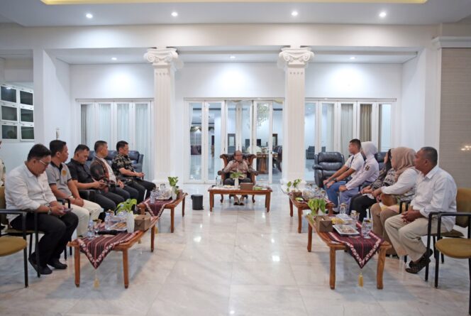 
					Pj Gubernur Samsudin Terima Dua Anggota Paskibraka Asal Lampung yang akan ke IKN, Bertugas 17 Agustus 2024