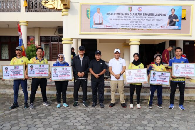 
					Pj Gubernur Lampung Beri Penghargaan Atlet dan Pelatih Berprestasi Raih Medali Popnas XVI Tahun 2023 