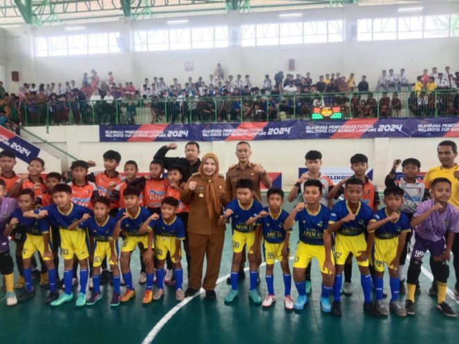 
					Didampingi Kadispora Muhaimin, Walikota Bandar Lampung Eva Dwiana Buka Kejuaraan Futsal Walikota Cup 2024
