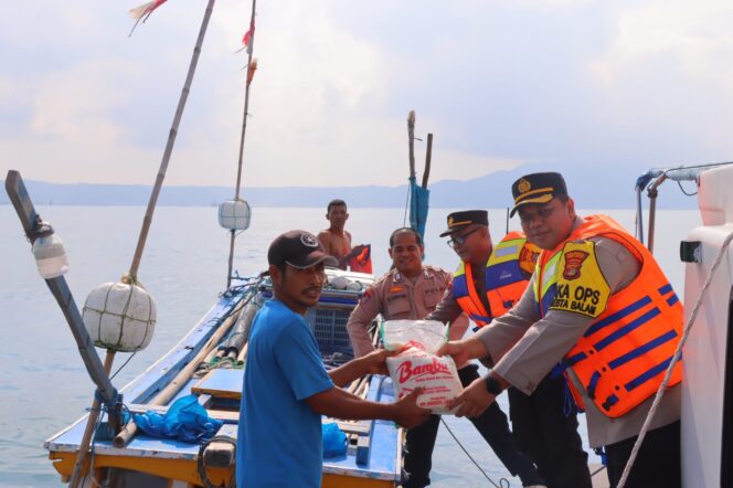 
					Polresta Bandar Lampung Bagikan Bansos Ke Nelayan di Tengah Laut