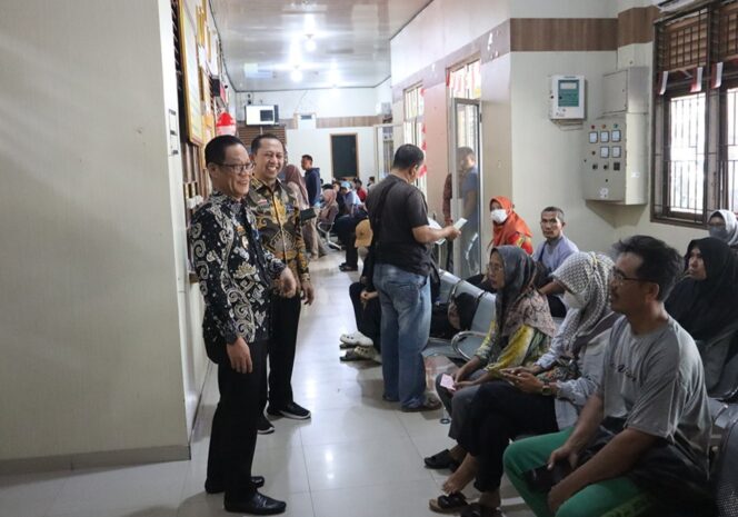 
					Monitoring Program Pemutihan PKB, Plt Kepala Bapenda Lampung Slamet Riadi Tinjau Samsat Kalianda dan Kontainer