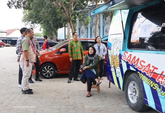 
					Plt Kepala Bapenda Lampung Slamet Riadi Monitoring Samsat Keliling 01 Bandar Lampung