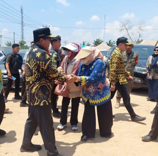 
					Kepala Dinas PMDT Lampung, Dr Zaidirina Dampingi Pj Gubernur Lakukan Penyalaan Listrik Perdana di Mesuji