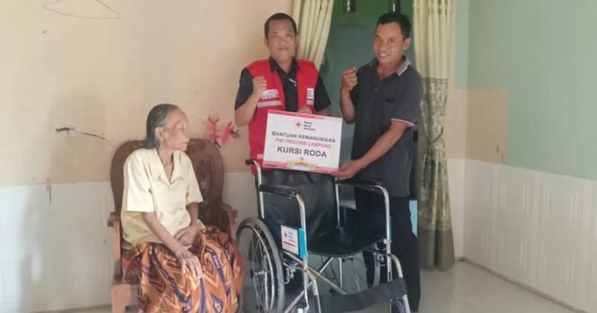 
					PMI Lampung Serahkan 13 Kursi Roda dalam Program SIGER Layanan Sosial
