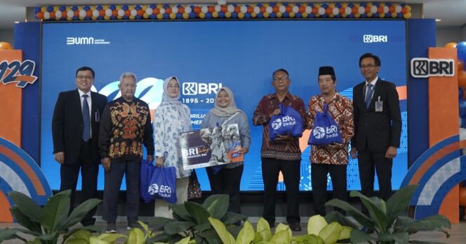 
					HUT Ke- 129, Regional Office Bandar Lampung Bagikan Puluhan Sembako Kepada Pensiunan BRI