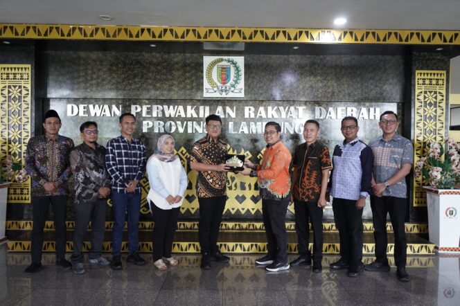 
					KPU Serahkan SK Gubernur dan Wakil Gubernur Terpilih 2025-2030 ke DPRD Lampung