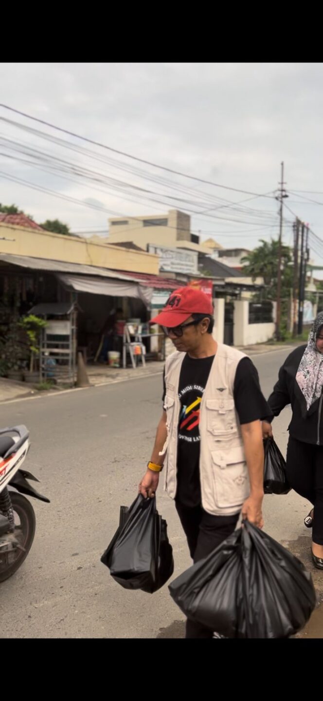 
					Pasca Banjir, Amsi Lampung Bagikan Ratusan Paket Sembako