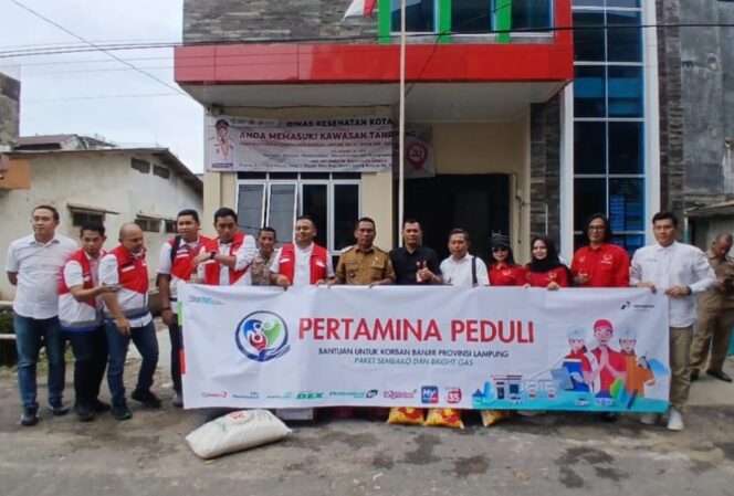 
					Pertamina Sumbagsel Bersama DPD PWRI Lampung, Serahkan Bantuan 1 Ton Beras ke Korban Banjir di Kecamatan TBS