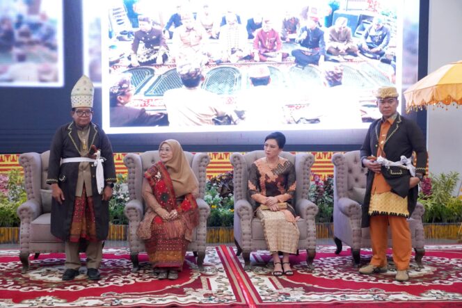 
					Pj Gubernur Lampung Samsudin Terima Gelar Adat ‘Pangeran Sejati’ dari MPAL