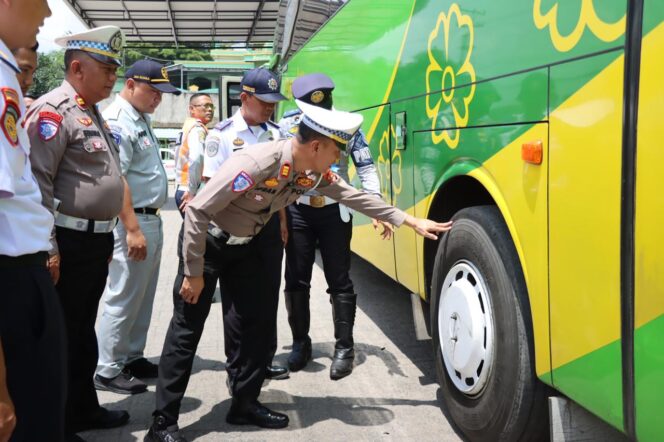 
					Polisi Periksa Kelayakan Bus Penumpang di Bandar Lampung