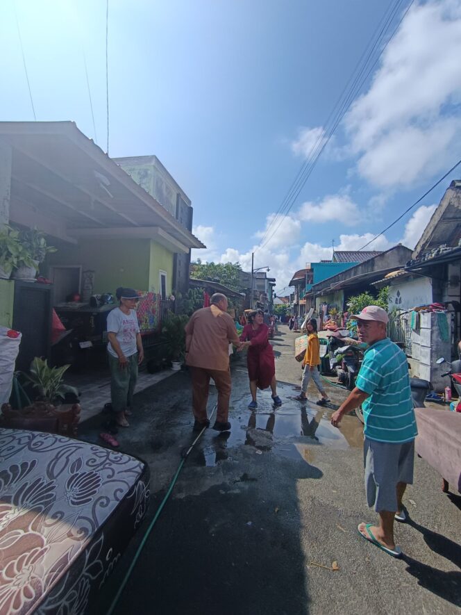 
					Camat Tanjung Senang dan Lurah Pematang Wangi Turun Langsung ke Warga Banjir