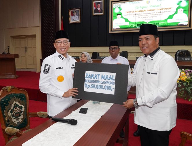 
					Gubernur Lampung Tunaikan Zakat dan Serahkan Bantuan Rp50 Juta untuk Baznas