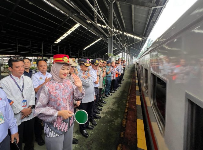 
					Pemprov Lampung Lepas Ribuan Pemudik dengan Kereta Gratis