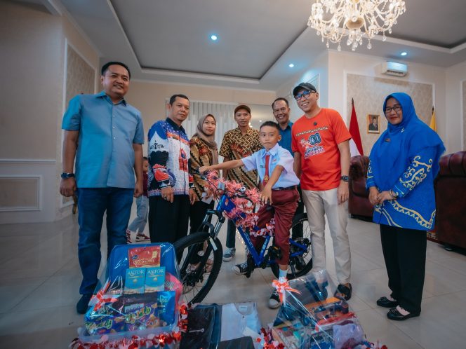 
					Aksi Viral Raihan Panjat Tiang Bendera, Gubernur Mirza Beri Hadiah