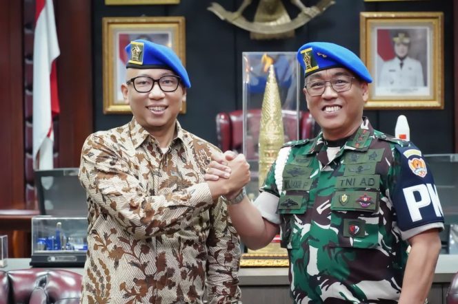 
					PUSPOM AD Anugerahi Gubernur Rahmat Mirzani Djausal Warga Kehormatan dan Pin Emas Polisi Militer