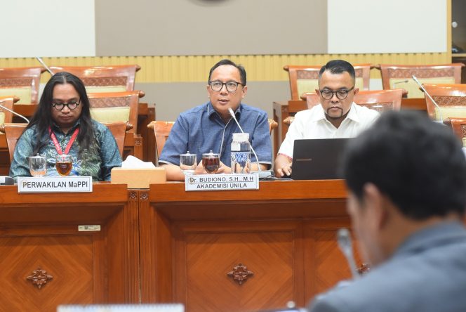 
					Akademisi Unila Serahkan Kajian Reformasi Polri ke Komisi III DPR RI